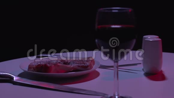 生肉晚餐动物桌视频的预览图