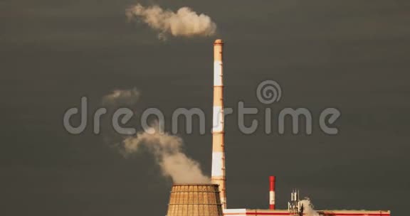 污染概念从工业设施远距离发射的烟雾或蒸汽视频的预览图