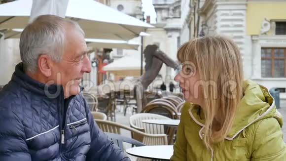 一位英俊的老人正拥抱着他年轻的金发妻子在古城里度过了一段时间视频的预览图