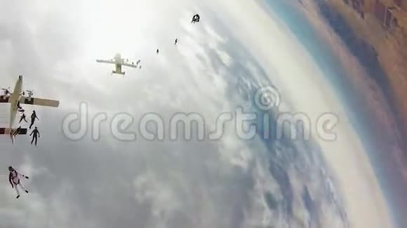 在天空中形成队形的跳伞队员身高极端活动太棒了视频的预览图