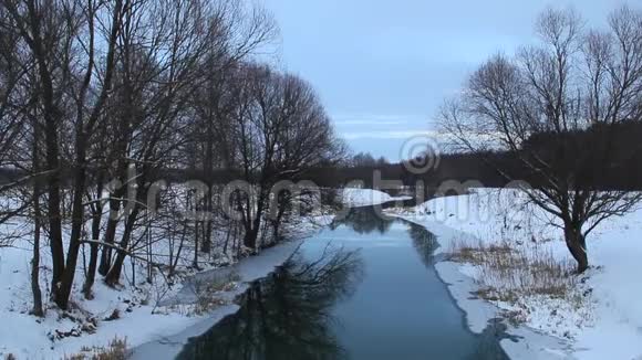 有冬季河流和森林的美丽景观视频的预览图