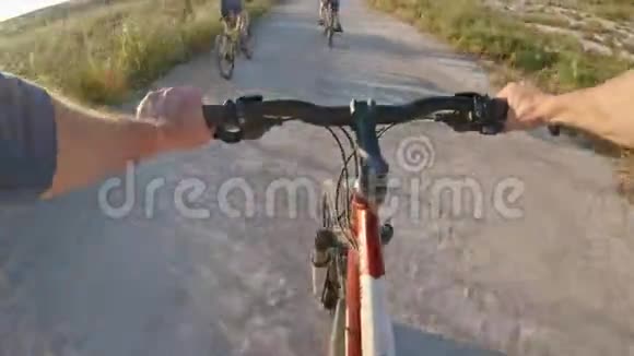 两个孩子和他们的父亲在乡下骑自行车视频的预览图