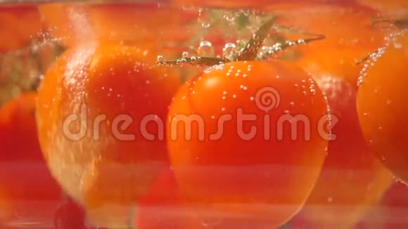 在玻璃锅里煮熟的小番茄视频的预览图