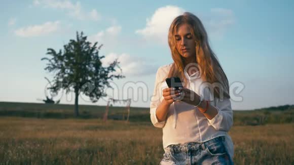 夏天公园里的女人用手机真实的创意镜头视频的预览图