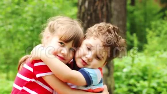 男孩和女孩拥抱夏天的森林视频的预览图