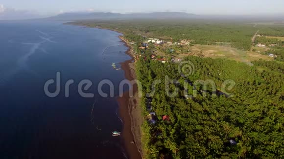 地平线乡村景色日出在一个温和的热带岛屿度假海滨视频的预览图