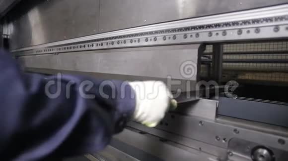 无法识别的工人操作弯曲设备弯曲金属片在一个工业工厂视频的预览图