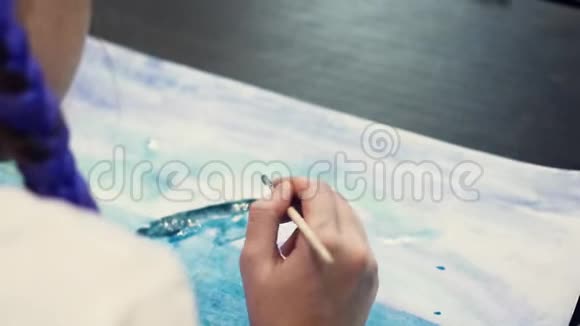 俄罗斯新西伯利亚2018年8月20日给孩子们画水彩的经验慢动作视频的预览图