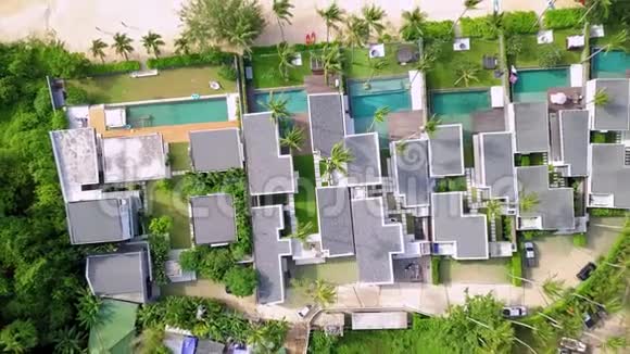 泰国热带岛屿海边豪华海滨别墅区的鸟瞰图视频的预览图