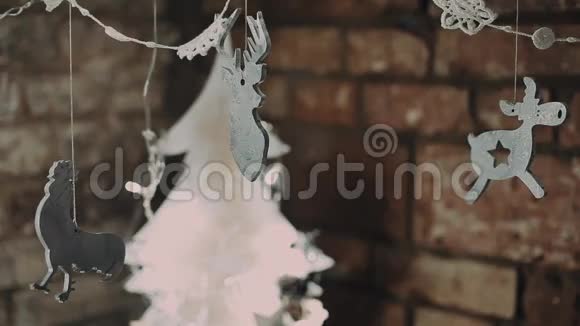 圣诞木制玩具用木头做的装饰鹿公鸡树视频的预览图