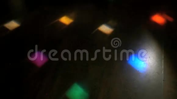 地板上闪烁着不同颜色的迪斯科灯视频的预览图