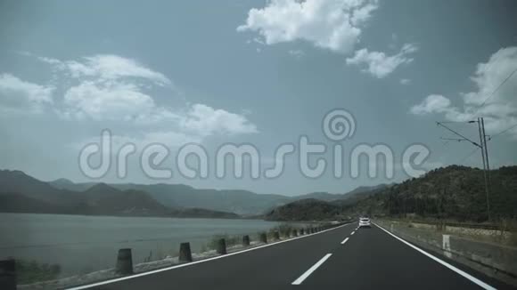 一辆汽车从高速公路驶往山区视频的预览图