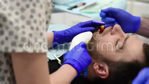 牙医制造病人的光聚合物密封视频的预览图