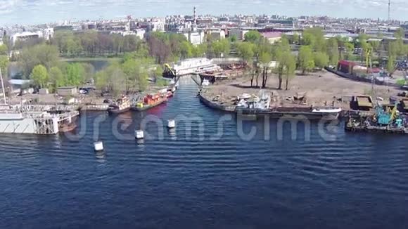 从空中俯瞰船坞视频的预览图