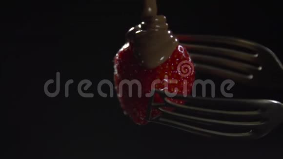 液体巧克力倒入草莓上视频的预览图
