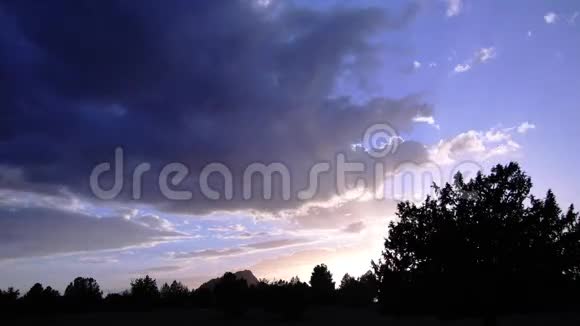 带喷气背景的时间推移日落视频的预览图