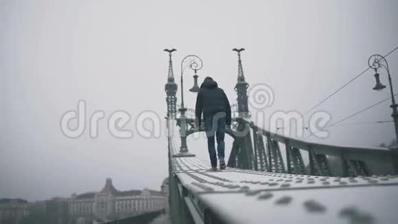 这家伙正沿着一座巨大桥梁的铁梁走着视频的预览图