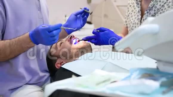 牙医制造病人的光聚合物密封视频的预览图