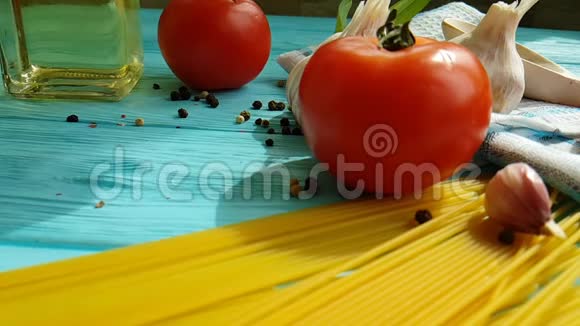 意大利面油菜单传统面食一瓶素食慢火大蒜番茄黑胡椒粉蓝木色背景视频的预览图