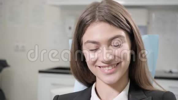 牙科诊所牙医椅上一个年轻漂亮女孩的肖像医学健康口腔医学理念牙医视频的预览图