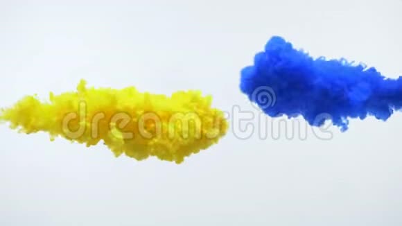 黄色和蓝色水彩颜料泼洒在液体中的特写镜头视频的预览图