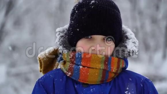 男孩站在外面的雪天气和波浪在相机视频的预览图
