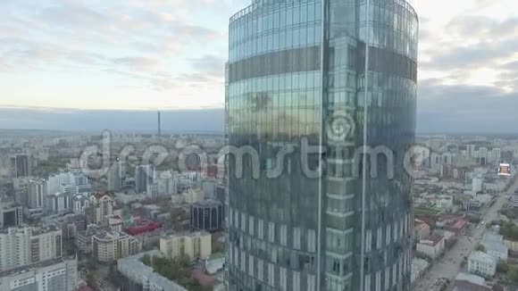 飞越摩天大楼和非常美丽的城市景色俄罗斯大大厦摩天大楼空中勘测现代的视频的预览图
