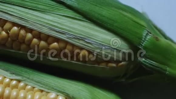 包在绿叶里的幼玉米视频的预览图