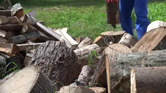 模糊的农夫用斧头砍木头4K视频的预览图