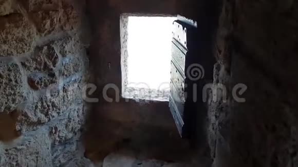 城堡生锈的监狱景色视频的预览图
