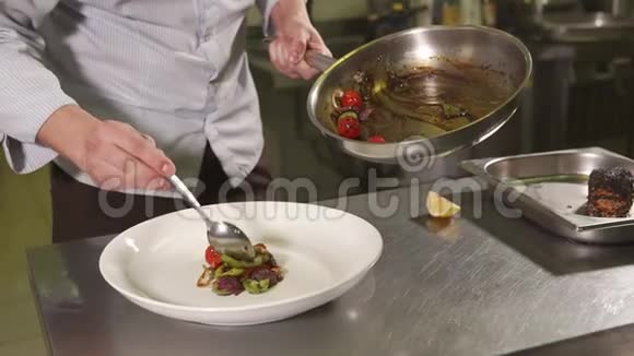 厨房盘子里的熟食视频的预览图