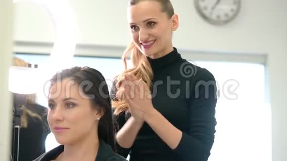 女理发师在她店里给顾客做发型视频的预览图