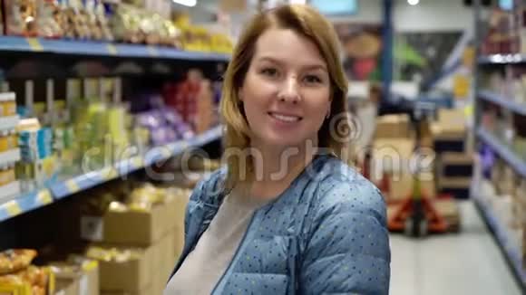 女人在超市购物视频的预览图