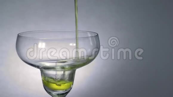 黄色鸡尾酒倒入玻璃中视频的预览图