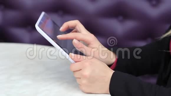 女性手使用平板电脑特写视频的预览图