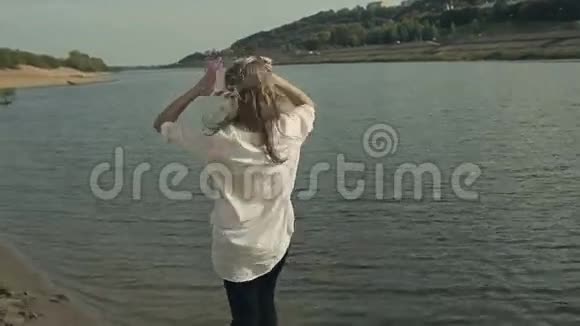 美丽的女孩赤脚在水中行走视频的预览图