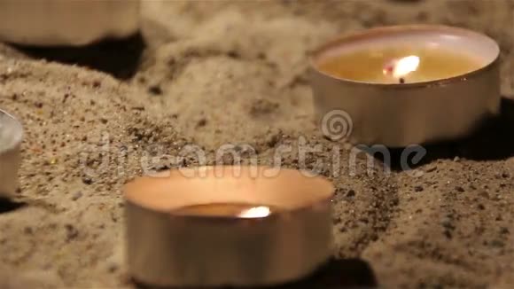教堂里的两支燃烧的蜡烛视频的预览图