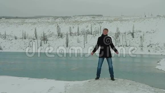 年轻人在冬湖唱歌视频的预览图