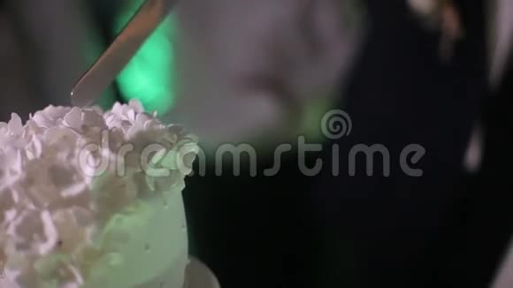 新婚夫妇切结婚蛋糕切蛋糕的细节视频的预览图