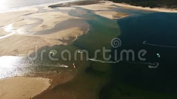 海洋空中附近拉古纳的风筝视频的预览图