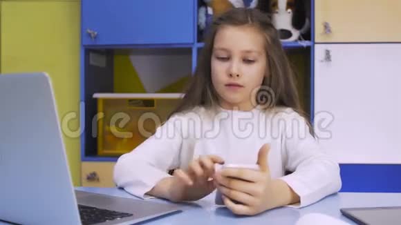 在学校用笔记本电脑的女孩在图书馆上完课的女生视频的预览图