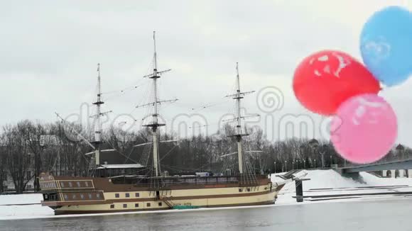 冬天在河上的帆船海盗船视频的预览图