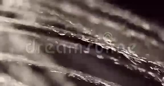 水射流工作宏射黑色背景下的水流足迹视频的预览图