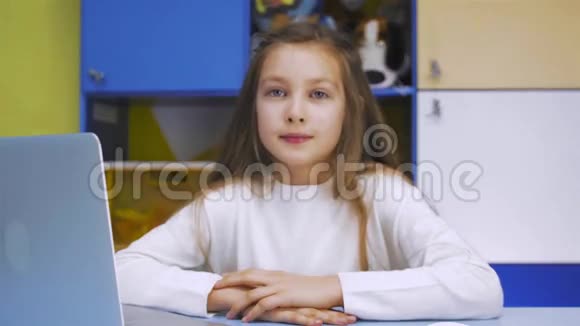 在学校用笔记本电脑的女孩在图书馆上完课的女生视频的预览图