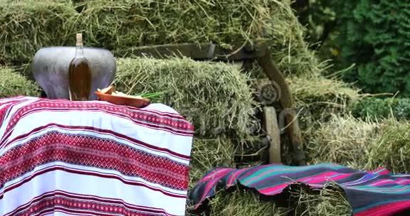午餐吃干草马槽里有编织的布带一瓶干草的食物视频的预览图