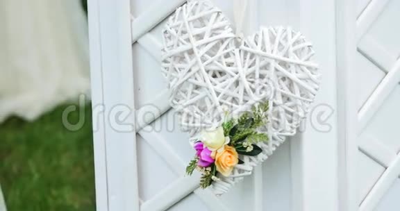 婚礼装饰白色的心与花视频的预览图