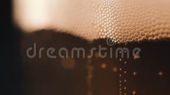 在一个装有新鲜啤酒的大杯子里的泡泡运动视频的预览图