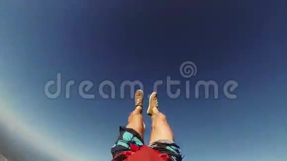 专业跳伞运动员降落在平地之上景观阳光明媚打开降落伞视频的预览图