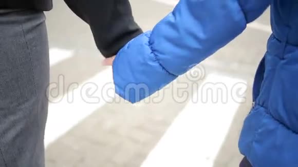 母女俩在街上散步寒冷的秋天手牵手视频的预览图