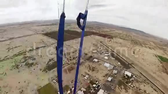 跳伞员跳伞降落在亚利桑那州沙滩上空极限运动身高视频的预览图